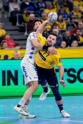 v.li.: Tim Suton (TBV, 23), Dani Baijens (RNL, 77), Zweikampf, Spielszene, Duell, duel, tackle, tackling, Dynamik, Action, Aktion, 20.02.2026, Mannheim (Deutschland), Handball, Bundesliga, Rhein-Neckar Löwen - TBV Lemgo Lippe