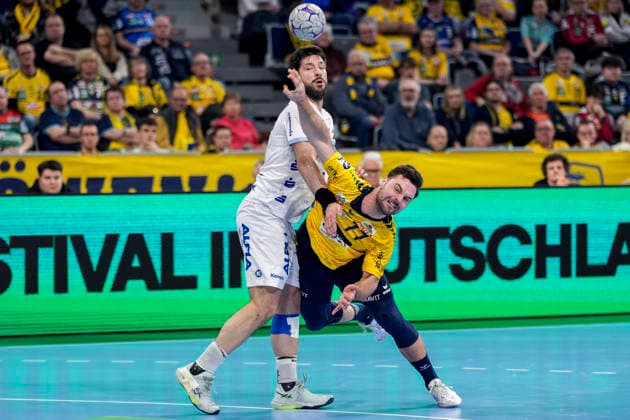 v.li.: Tim Suton (TBV, 23), Dani Baijens (RNL, 77), Zweikampf, Spielszene, Duell, duel, tackle, tackling, Dynamik, Action, Aktion, 20.02.2026, Mannheim (Deutschland), Handball, Bundesliga, Rhein-Neckar Löwen - TBV Lemgo Lippe