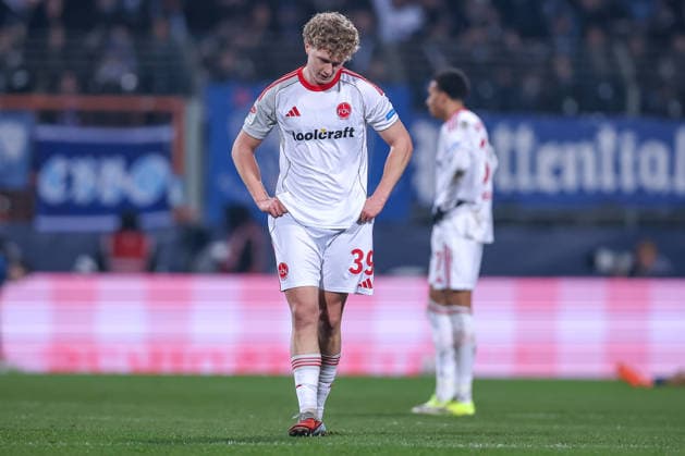 20.02.2026, Fußball, VfL Bochum - 1. FC Nürnberg, 2. Fußball Bundesliga, 23. Spieltag, Vonovia Ruhrstadion, Saison 2025 2026: Gemischte Gefühle bei den Spielern nach dem 1:1 Unentschieden. Piet Scobel (1FC Nuernberg 39) enttäuscht Enttäuschung DFB regulations prohibit any use of photographs as image sequences and or quasi-video. Nordrhein-Westfalen Deutschland