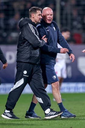 20.02.2026, Fußball, VfL Bochum - 1. FC Nürnberg, 2. Fußball Bundesliga, 23. Spieltag, Vonovia Ruhrstadion, Saison 2025 2026: Cheftrainer Miroslav Klose (1FC Nuernberg hc) neben Cheftrainer Uwe Rösler (VfL Bochum hc) nach dem Spiel Arm in Arm DFB regulations prohibit any use of photographs as image sequences and or quasi-video. Nordrhein-Westfalen Deutschland