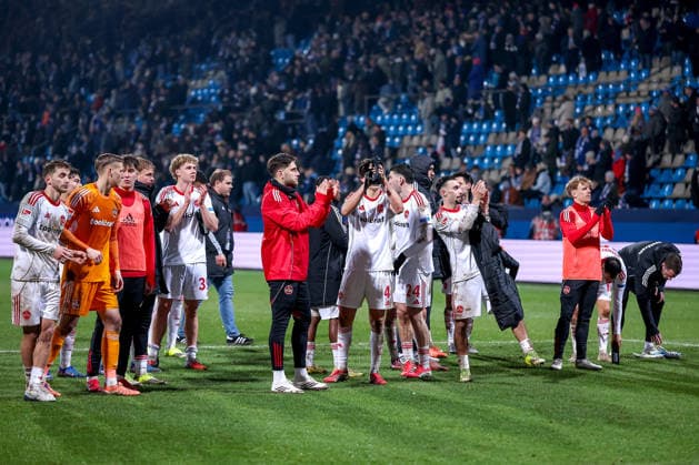 20.02.2026, Fußball, VfL Bochum - 1. FC Nürnberg, 2. Fußball Bundesliga, 23. Spieltag, Vonovia Ruhrstadion, Saison 2025 2026: Gemischte Gefühle bei den Spielern nach dem 1:1 Unentschieden. Abschlussjubel Nürnberg DFB regulations prohibit any use of photographs as image sequences and or quasi-video. Nordrhein-Westfalen Deutschland