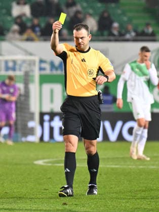 20.02.2026 - Fussball - Saison 2025 2026 - 2. Fussball - Bundesliga - 23. Spieltag: SpVgg Greuther Fürth ( Kleeblatt SGF ) - DSC Arminia Bielefeld - Sportfoto Zink - xwoxzix - DFL regulations prohibit any use of photographs as image sequences and or quasi-video - only for editorial use - Wolfgang Haslberger ( Schiedsrichter ) zeigt gelbe Karte Gelb