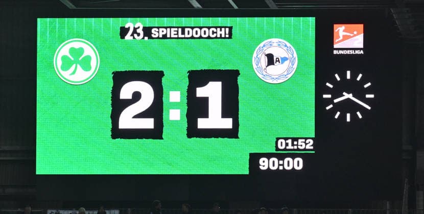 20.02.2026 - Fussball - Saison 2025 2026 - 2. Fussball - Bundesliga - 23. Spieltag: SpVgg Greuther Fürth ( Kleeblatt SGF ) - DSC Arminia Bielefeld - Sportfoto Zink - xwoxzix - DFL regulations prohibit any use of photographs as image sequences and or quasi-video - only for editorial use - Anzeigetafel mit Endergebnis