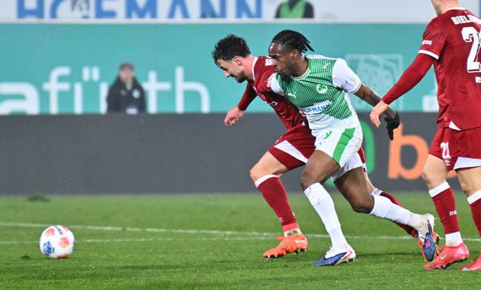 20.02.2026 - Fussball - Saison 2025 2026 - 2. Fussball - Bundesliga - 23. Spieltag: SpVgg Greuther Fürth ( Kleeblatt SGF ) - DSC Arminia Bielefeld - Sportfoto Zink - xwoxzix - DFL regulations prohibit any use of photographs as image sequences and or quasi-video - only for editorial use - Maximilian Bauer (5, Arminia Bielefeld ) Noel Futkeu (9, SpVgg Greuther Fürth )
