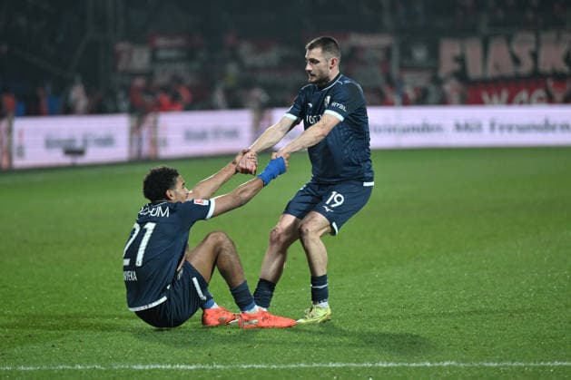 Matus Bero (VfL Bochum), Francis Onyeka (VfL Bochum), v.re., nach dem Spiel 20.02.2026, Fussball 2. Bundesliga, Saison 2025 2026, 23. Spieltag, VfL Bochum - 1. FC Nürnberg DFL regulations prohibit any use of photographs as image sequences and or quasi-video Bochum Vonovia Ruhrstadion Nordrhein Westfalen Deutschland