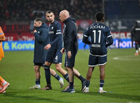 Maximilian Wittek (VfL Bochum), Erhan Masovic (VfL Bochum), Trainer Uwe Rösler (VfL Bochum), Moritz-Broni Kwarteng (VfL Bochum), Moritz Broni Kwarteng, v.li., nach dem Spiel 20.02.2026, Fussball 2. Bundesliga, Saison 2025 2026, 23. Spieltag, VfL Bochum - 1. FC Nürnberg DFL regulations prohibit any use of photographs as image sequences and or quasi-video Bochum Vonovia Ruhrstadion Nordrhein Westfalen Deutschland