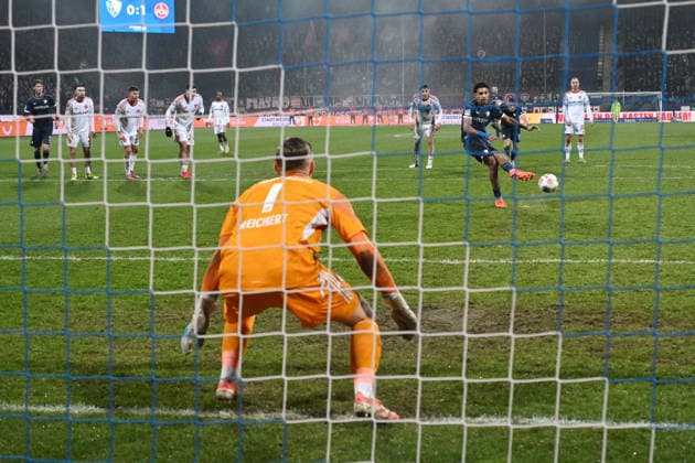 Francis Onyeka (VfL Bochum) verwandelt en Elfmeter zum 1:1 20.02.2026, Fussball 2. Bundesliga, Saison 2025 2026, 23. Spieltag, VfL Bochum - 1. FC Nürnberg DFL regulations prohibit any use of photographs as image sequences and or quasi-video Bochum Vonovia Ruhrstadion Nordrhein Westfalen Deutschland