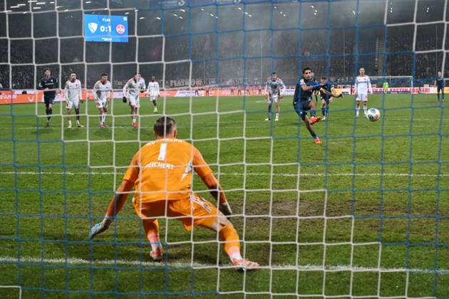Francis Onyeka (VfL Bochum) verwandelt en Elfmeter zum 1:1 20.02.2026, Fussball 2. Bundesliga, Saison 2025 2026, 23. Spieltag, VfL Bochum - 1. FC Nürnberg DFL regulations prohibit any use of photographs as image sequences and or quasi-video Bochum Vonovia Ruhrstadion Nordrhein Westfalen Deutschland