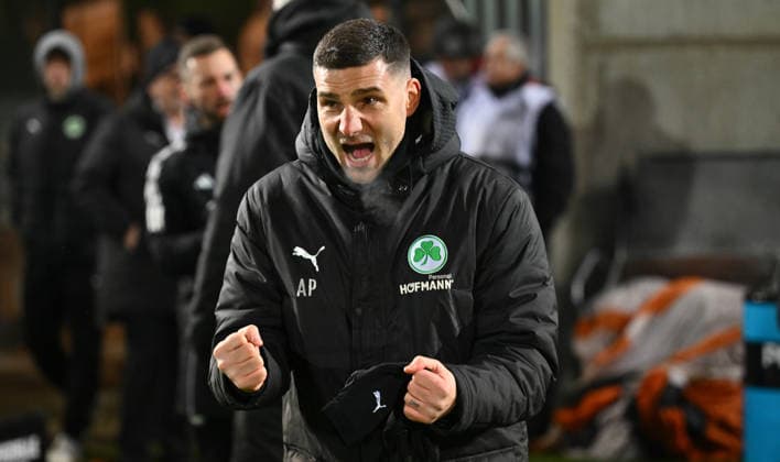 20.02.2026 - Fussball - Saison 2025 2026 - 2. Fussball - Bundesliga - 23. Spieltag: SpVgg Greuther Fürth ( Kleeblatt SGF ) - DSC Arminia Bielefeld - Sportfoto Zink - xwoxzix - DFL regulations prohibit any use of photographs as image sequences and or quasi-video - only for editorial use - Aleksandro Petrovic ( Co-Trainer SpVgg Greuther Fürth ) ballt Faust Fäuste - Jubel Freude
