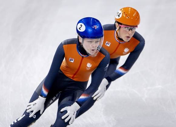 MILAN - Xandra Velzeboer and Suzanne Schulting during the 1500-meter short track Speed skating, Eisschnelllauf quarterfinals at the Milan Ice Skating Arena at the Milan Winter Olympics. SEM VAN DER WAL ANP xVIxANPxSportx xxANPxIVx 551307550 originalFilename: 551307550.jpg