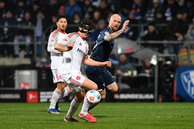 Fabio Gruber (1. FC Nuernberg) und Philipp Hofmann (VfL Bochum) im Zweikampf waehrend des spiels der 2. Bundesliga zwischen VfL Bochum und 1. FC Nürnberg, Vonovia Ruhrstadion am 20. February 2026 in Bochum, Deutschland. (Foto von Ralf Treese DeFodi Images) +++ Fabio Gruber (1. FC Nuernberg) und Philipp Hofmann (VfL Bochum) battle for the ball during the 2. Bundesliga match between VfL Bochum and 1. FC Nürnberg at Vonovia Ruhrstadion on February 20, 2026 in Bochum, Germany. (Photo by Ralf Treese DeFodi Images) (Photo by Ralf Treese DeFodi Images) -