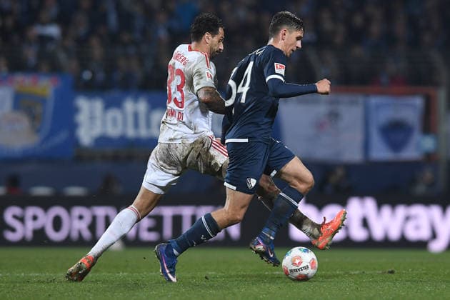 Fußball 2. Bundesliga 23. Spieltag VfL Bochum - 1. FC Nürnberg am 20.02.2026 im Vonovia Ruhrstadion in Bochum Adriano Grimaldi ( Nürnberg ), links - Cajetan Lenz ( Bochum ), rechts DFL regulations prohibit any use of photographs as image sequences and or quasi-video.