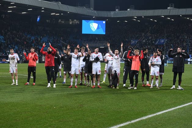 Fußball 2. Bundesliga 23. Spieltag VfL Bochum - 1. FC Nürnberg am 20.02.2026 im Vonovia Ruhrstadion in Bochum Nürnberger Spieler feiern mit ihren Fans den Punktgewinn DFL regulations prohibit any use of photographs as image sequences and or quasi-video.