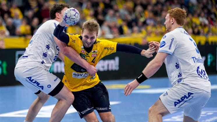 v.li.: Joel Willecke (TBV, 24), Mathias Larson (RNL, 4), Nicolai Theilinger (TBV, 3), Zweikampf, Spielszene, Duell, duel, tackle, tackling, Dynamik, Action, Aktion, 20.02.2026, Mannheim (Deutschland), Handball, Bundesliga, Rhein-Neckar Löwen - TBV Lemgo Lippe