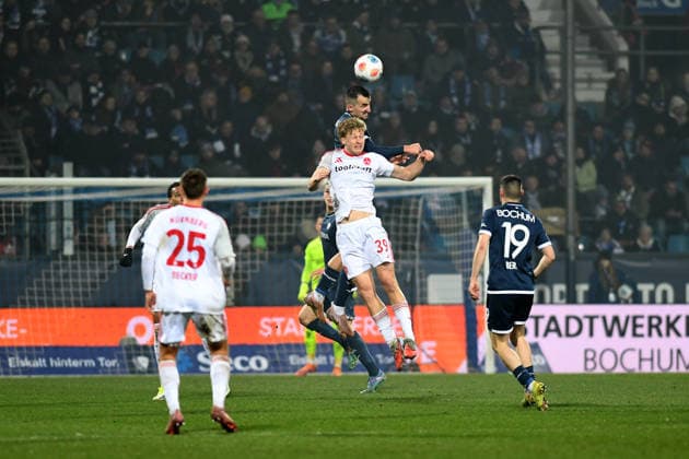 Piet Scobel (1. FC Nuernberg) und Erhan Masovic (VfL Bochum) im Zweikampf waehrend des spiels der 2. Bundesliga zwischen VfL Bochum und 1. FC Nürnberg, Vonovia Ruhrstadion am 20. February 2026 in Bochum, Deutschland. (Foto von Ralf Treese DeFodi Images) +++ Piet Scobel (1. FC Nuernberg) und Erhan Masovic (VfL Bochum) battle for the ball during the 2. Bundesliga match between VfL Bochum and 1. FC Nürnberg at Vonovia Ruhrstadion on February 20, 2026 in Bochum, Germany. (Photo by Ralf Treese DeFodi Images) (Photo by Ralf Treese DeFodi Images) -