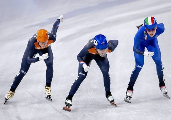 MILAN - Suzanne Schulting and Xandra Velzeboer during the 1500-meter short track Speed skating, Eisschnelllauf quarterfinals at the Milan Ice Skating Arena at the Milan Winter Olympics. SEM VAN DER WAL ANP xVIxANPxSportx xxANPxIVx 551307767 originalFilename: 551307767.jpg