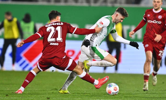 20.02.2026 - Fussball - Saison 2025 2026 - 2. Fussball - Bundesliga - 23. Spieltag: SpVgg Greuther Fürth ( Kleeblatt SGF ) - DSC Arminia Bielefeld - Sportfoto Zink - xwoxzix - DFL regulations prohibit any use of photographs as image sequences and or quasi-video - only for editorial use - Stefano Russo (21, Arminia Bielefeld ) Branimir Hrgota (10, SpVgg Greuther Fürth )
