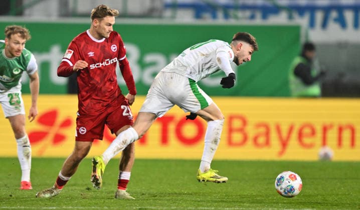 20.02.2026 - Fussball - Saison 2025 2026 - 2. Fussball - Bundesliga - 23. Spieltag: SpVgg Greuther Fürth ( Kleeblatt SGF ) - DSC Arminia Bielefeld - Sportfoto Zink - xwoxzix - DFL regulations prohibit any use of photographs as image sequences and or quasi-video - only for editorial use - Tim Handwerker (29, Arminia Bielefeld ) Branimir Hrgota (10, SpVgg Greuther Fürth )