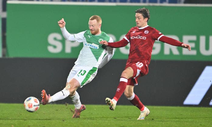 20.02.2026 - Fussball - Saison 2025 2026 - 2. Fussball - Bundesliga - 23. Spieltag: SpVgg Greuther Fürth ( Kleeblatt SGF ) - DSC Arminia Bielefeld - Sportfoto Zink - xwoxzix - DFL regulations prohibit any use of photographs as image sequences and or quasi-video - only for editorial use - Paul Will (13, SpVgg Greuther Fürth ) Marvin Mehlem 10, Arminia Bielefeld )