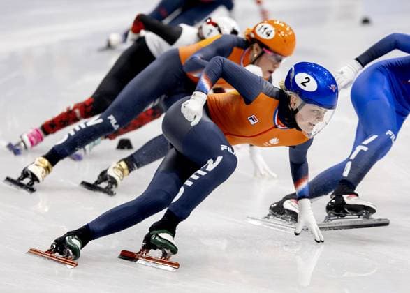 MILAN - Suzanne Schulting and Xandra Velzeboer during the 1500-meter short track Speed skating, Eisschnelllauf quarterfinals at the Milan Ice Skating Arena at the Milan Winter Olympics. ROBIN VAN LONKHUIJSEN ANP xVIxANPxSportx xxANPxIVx 551308227 originalFilename: 551308227.jpg