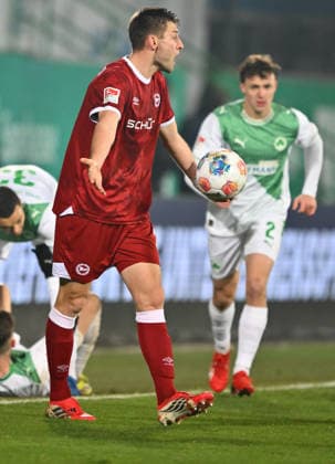 20.02.2026 - Fussball - Saison 2025 2026 - 2. Fussball - Bundesliga - 23. Spieltag: SpVgg Greuther Fürth ( Kleeblatt SGF ) - DSC Arminia Bielefeld - Sportfoto Zink - xwoxzix - DFL regulations prohibit any use of photographs as image sequences and or quasi-video - only for editorial use - Robin Knoche (31, Arminia Bielefeld ) sauer unzufrieden