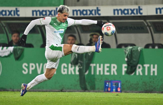 20.02.2026 - Fussball - Saison 2025 2026 - 2. Fussball - Bundesliga - 23. Spieltag: SpVgg Greuther Fürth ( Kleeblatt SGF ) - DSC Arminia Bielefeld - Sportfoto Zink - xwoxzix - DFL regulations prohibit any use of photographs as image sequences and or quasi-video - only for editorial use - Aaron Keller (16, SpVgg Greuther Fürth )