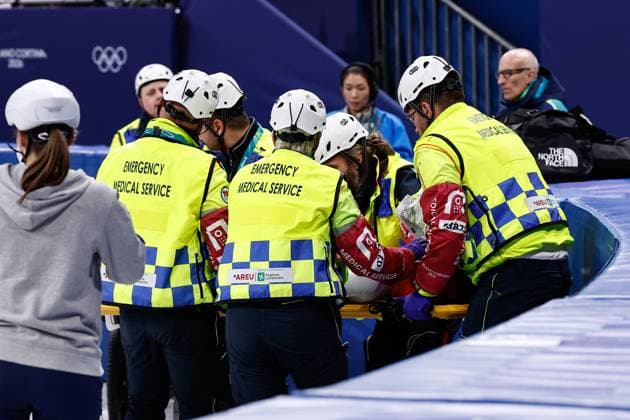 MILAN , 20-02-2026 , Milano Ice Skating Arena , Olympic Winter games, Winterspiele,Spiele, Summer games 2026 - Short Track 20-02 Women 1500m Quarterfinals , Picture shows emergency on the ice Kamila Stormowska Olympic Winter Games 2026 - Short Track 20-02  x201765197x Copyright: