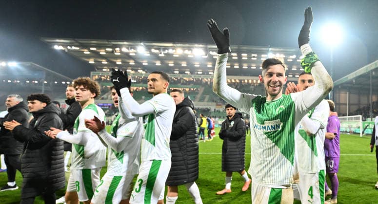 20.02.2026 - Fussball - Saison 2025 2026 - 2. Fussball - Bundesliga - 23. Spieltag: SpVgg Greuther Fürth ( Kleeblatt SGF ) - DSC Arminia Bielefeld - Sportfoto Zink - xwoxzix - DFL regulations prohibit any use of photographs as image sequences and or quasi-video - only for editorial use - Branimir Hrgota (10, SpVgg Greuther Fürth ) und Mannschaft Team - Jubel Freude nach Spielende