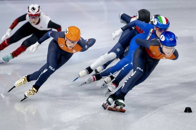MILAN - Suzanne Schulting and Xandra Velzeboer during the 1500-meter short track Speed skating, Eisschnelllauf quarterfinals at the Milan Ice Skating Arena at the Milan Winter Olympics. IRIS VAN DEN BROEK ANP xVIxANPxSportx xxANPxIVx 551308636 originalFilename: 551308636.jpg