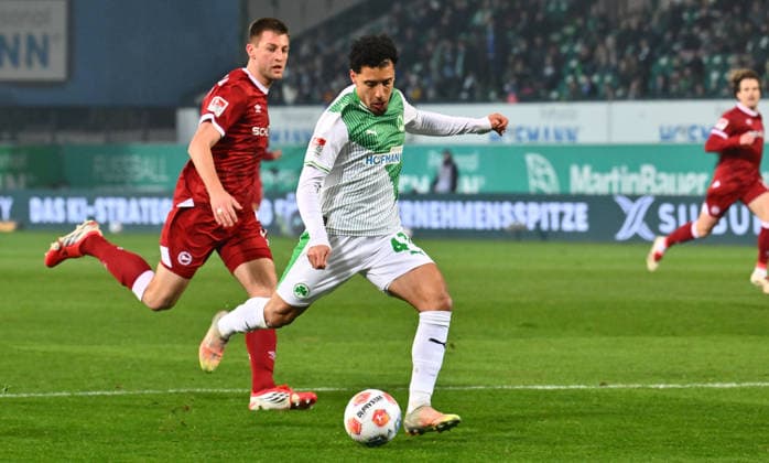 20.02.2026 - Fussball - Saison 2025 2026 - 2. Fussball - Bundesliga - 23. Spieltag: SpVgg Greuther Fürth ( Kleeblatt SGF ) - DSC Arminia Bielefeld - Sportfoto Zink - xwoxzix - DFL regulations prohibit any use of photographs as image sequences and or quasi-video - only for editorial use - Sayfallah Ltaief (47, SpVgg Greuther Fürth ) vor Robin Knoche (31, Arminia Bielefeld )