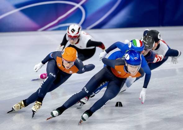 MILAN - Suzanne Schulting and Xandra Velzeboer during the 1500-meter short track Speed skating, Eisschnelllauf quarterfinals at the Milan Ice Skating Arena at the Milan Winter Olympics. IRIS VAN DEN BROEK ANP xVIxANPxSportx xxANPxIVx 551308880 originalFilename: 551308880.jpg