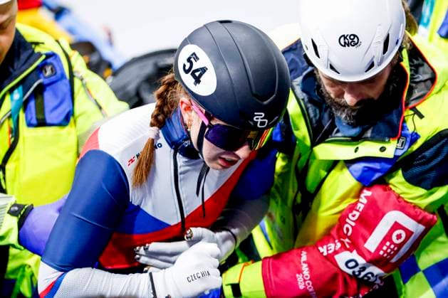 Petra Vankova of Czechia leaves the ice rink injured with the help of medical staff after Women s 1500m Quarterfinals, Milano Cortina 2026 Winter Olympics: Day 14, Short Track Speed skating, Eisschnelllauf - Milano Cortina 2026 Winter Olympics: Day 14, Milano Speed Skating Stadium, February 20, 2026, Milan, Italy.