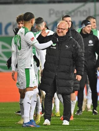 20.02.2026 - Fussball - Saison 2025 2026 - 2. Fussball - Bundesliga - 23. Spieltag: SpVgg Greuther Fürth ( Kleeblatt SGF ) - DSC Arminia Bielefeld - Sportfoto Zink MeZi - xmexzix - DFL regulations prohibit any use of photographs as image sequences and or quasi-video - only for editorial use - Maximilian Solomon Dietz (33, SpVgg Greuther Fürth ) Heiko Vogel ( Trainer SpVgg Greuther Fürth ) Jubel Freude nach Spielende