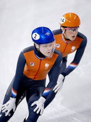 MILAN - Xandra Velzeboer and Suzanne Schulting during the 1500-meter short track Speed skating, Eisschnelllauf quarterfinals at the Milan Ice Skating Arena at the Milan Winter Olympics. SEM VAN DER WAL ANP xVIxANPxSportx xxANPxIVx 551309675 originalFilename: 551309675.jpg