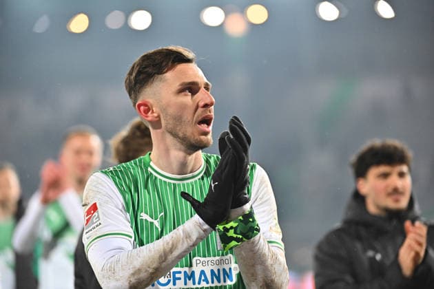 20.02.2026 - Fussball - Saison 2025 2026 - 2. Fussball - Bundesliga - 23. Spieltag: SpVgg Greuther Fürth ( Kleeblatt SGF ) - DSC Arminia Bielefeld - Sportfoto Zink MeZi - xmexzix - DFL regulations prohibit any use of photographs as image sequences and or quasi-video - only for editorial use - Branimir Hrgota (10, SpVgg Greuther Fürth ) Jubel Freude nach Spielende