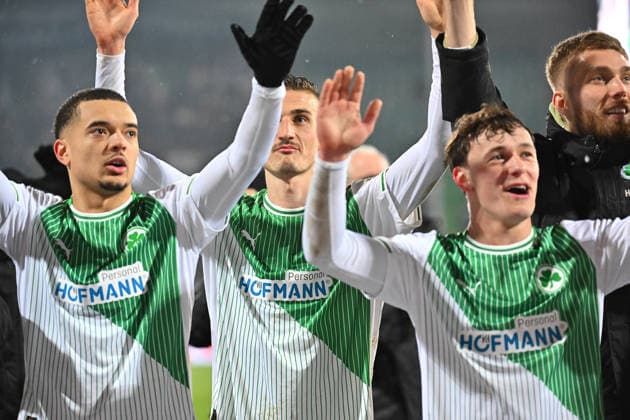 20.02.2026 - Fussball - Saison 2025 2026 - 2. Fussball - Bundesliga - 23. Spieltag: SpVgg Greuther Fürth ( Kleeblatt SGF ) - DSC Arminia Bielefeld - Sportfoto Zink MeZi - xmexzix - DFL regulations prohibit any use of photographs as image sequences and or quasi-video - only for editorial use - Maximilian Solomon Dietz (33, SpVgg Greuther Fürth ) Philipp Ziereis (4, SpVgg Greuther Fürth ) Lukas Reich (2, SpVgg Greuther Fürth ) Doni Edon Arifi (28, SpVgg Greuther Fürth, rechts ) Jubel Freude nach Spielende
