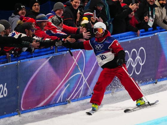 February 20, 2026, Livigno, Italy: Canada s Dylan Marineau (10) gives high-fives to the fans after his first run during the men s freeski halfpipe final at the Milano Cortina 2026 Winter Olympic Games, Olympische Spiele, Olympia, OS in Livigno, Italy on Friday, Feb. 20, 2026. Canada News - February 20, 2026  - ZUMAc35_ 20260220_zaf_c35_105 Copyright: xSeanxKilpatrickx