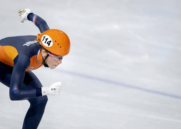 MILAN - Suzanne Schulting during the 1500-meter short track Speed skating, Eisschnelllauf quarterfinals at the Milan Ice Skating Arena at the Milan Winter Olympics. IRIS VAN DEN BROEK ANP xVIxANPxSportx xxANPxIVx 551309720 originalFilename: 551309720.jpg