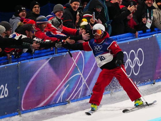 February 20, 2026, Livigno, Italy: Canada s Dylan Marineau (10) gives high-fives to the fans after his first run during the men s freeski halfpipe final at the Milano Cortina 2026 Winter Olympic Games, Olympische Spiele, Olympia, OS in Livigno, Italy on Friday, Feb. 20, 2026. Canada News - February 20, 2026  - ZUMAc35_ 20260220_zaf_c35_106 Copyright: xSeanxKilpatrickx