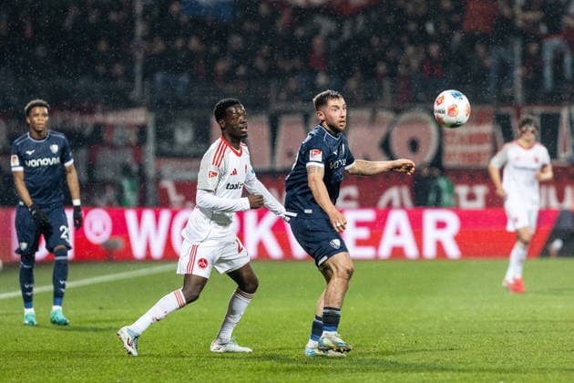 2. Fußball Bundesliga: VfL Bochum - 1. FC Nürnberg; 20.02.2026 Rabby Nzingoula (1. FC Nürnberg, 22), Maximilian Wittek (VfL Bochum, 32) 2. Fußball Bundesliga: VfL Bochum - 1. FC Nürnberg; Vonovia-Ruhrstadion, Bochum; 20.02.2026 DFL regulations prohibit any use of photographs as image sequences and or quasi video.