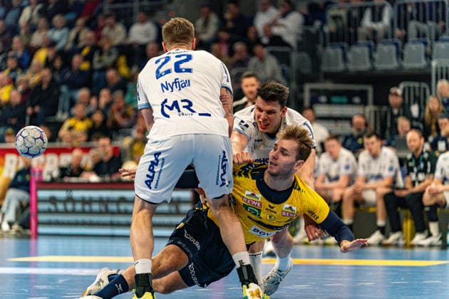 20.02.2026, xdaymx, Handball Daikin HBL, Rhein Neckar Loewen - TBV Lemgo vl. Adam Nyfjäll (Lemgo), Frederik Simak (Lemgo) hält Mathias Rohde Larson (RNL) (DFL DFB REGULATIONS PROHIBIT ANY USE OF PHOTOGRAPHS as IMAGE SEQUENCES and or QUASI-VIDEO) Mannheim