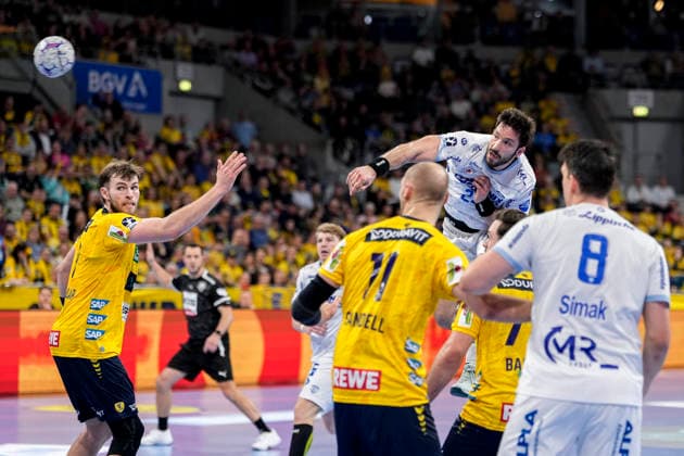 v.li.: Steven Plucnar Jacobsen (RNL, 9), Lukas Sandell (RNL, 11), Tim Suton (TBV, 23), Dani Baijens (RNL, 77), Frederik Simak (TBV, 8), beim Sprungwurf, Wurf, Torwurf, Action, Aktion, Spielszene, 20.02.2026, Mannheim (Deutschland), Handball, Bundesliga, Rhein-Neckar Löwen - TBV Lemgo Lippe