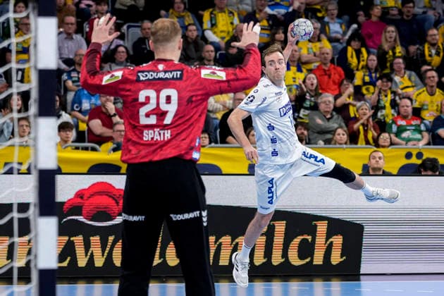 v.li.: David Späth (Torwart, RNL, 29), Bobby Schagen (TBV, 14), beim Sprungwurf, Wurf, Torwurf, Action, Aktion, Spielszene, 20.02.2026, Mannheim (Deutschland), Handball, Bundesliga, Rhein-Neckar Löwen - TBV Lemgo Lippe