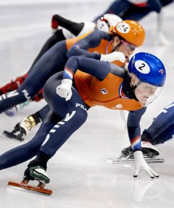 MILAN - Suzanne Schulting and Xandra Velzeboer during the 1500-meter short track Speed skating, Eisschnelllauf quarterfinals at the Milan Ice Skating Arena at the Milan Winter Olympics. ROBIN VAN LONKHUIJSEN ANP xVIxANPxSportx xxANPxIVx 551310590 originalFilename: 551310590.jpg