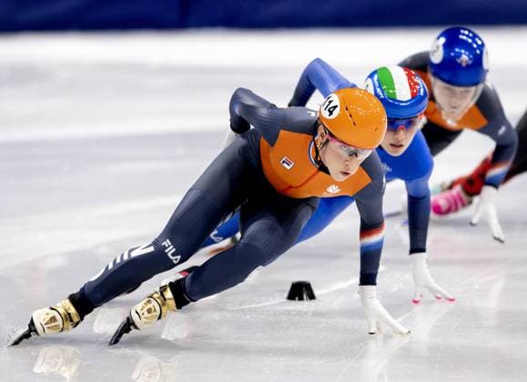 MILAN - Suzanne Schulting and Xandra Velzeboer during the 1500-meter short track Speed skating, Eisschnelllauf quarterfinals at the Milan Ice Skating Arena at the Milan Winter Olympics. ROBIN VAN LONKHUIJSEN ANP xVIxANPxSportx xxANPxIVx 551310600 originalFilename: 551310600.jpg