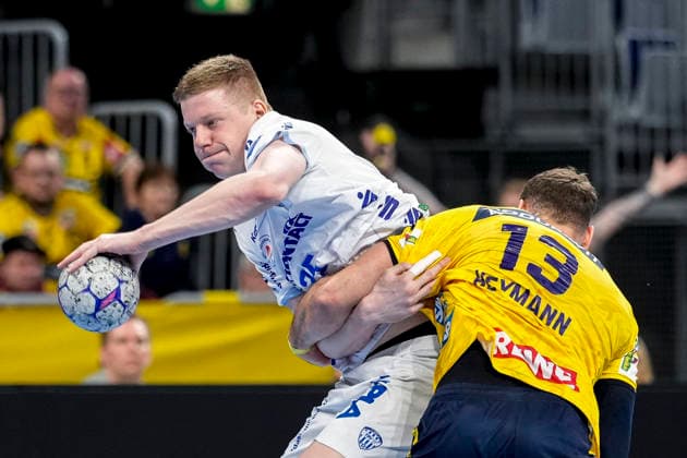 v.li.: Niels Gerardus Versteijnen (TBV, 25), Sebastian Heymann (RNL, 13), Zweikampf, Spielszene, Duell, duel, tackle, tackling, Dynamik, Action, Aktion, 20.02.2026, Mannheim (Deutschland), Handball, Bundesliga, Rhein-Neckar Löwen - TBV Lemgo Lippe