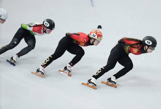 (260220) -- MILAN, Feb. 20, 2026 -- Yang Jingru (C) and Gong Li (R) of China compete during the short track Speed skating, Eisschnelllauf women s 1500m quarterfinal at the Milan-Cortina 2026 Olympic Winter games, Winterspiele,Spiele, Summer games in Milan, Italy, Feb. 20, 2026. ) (MICO2026)ITALY-MILAN-OLYMPIC WINTER GAMES-SHORT TRACK SPEED SKATING-WOMEN S 1500M-QUARTERFINALS XuexYuge 