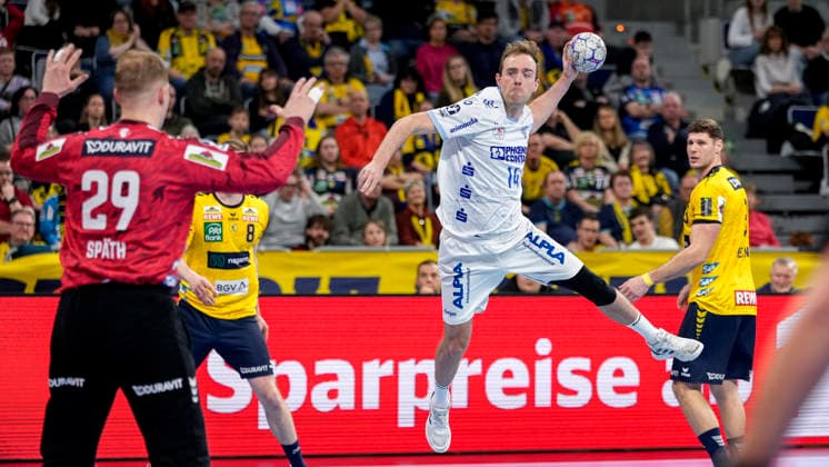 v.li.: David Späth (Torwart, RNL, 29), Tim Nothdurft (RNL, 8), Bobby Schagen (TBV, 14), Sebastian Heymann (RNL, 13), beim Sprungwurf, Wurf, Torwurf, Action, Aktion, Spielszene, 20.02.2026, Mannheim (Deutschland), Handball, Bundesliga, Rhein-Neckar Löwen - TBV Lemgo Lippe