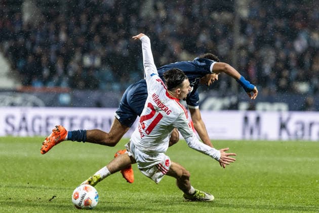 2. Fußball Bundesliga: VfL Bochum - 1. FC Nürnberg; 20.02.2026 Maximilian Wittek (VfL Bochum, 32), Berkay Yilmaz (1. FC Nürnberg, 21) 2. Fußball Bundesliga: VfL Bochum - 1. FC Nürnberg; Vonovia-Ruhrstadion, Bochum; 20.02.2026 DFL regulations prohibit any use of photographs as image sequences and or quasi video.