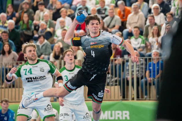 Handball I Herren I Saison 2025-2026 I 2. Bundesliga I 20. Spieltag I HC Oppenweiler Backnang - TUSEM Essen I 20.02.2026 Felix Göttler (4, TUSEM Essen) im Wurf, links Lukas Süsser (74, HC Oppenweiler Backnang) in der Abwehr Backnang Murrtal Arena Baden-Württemberg Deutschland Copyright: xLobeca MaxxPetershansx